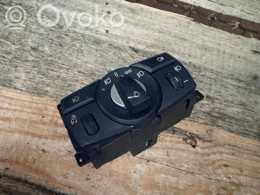 Light switch   6988555