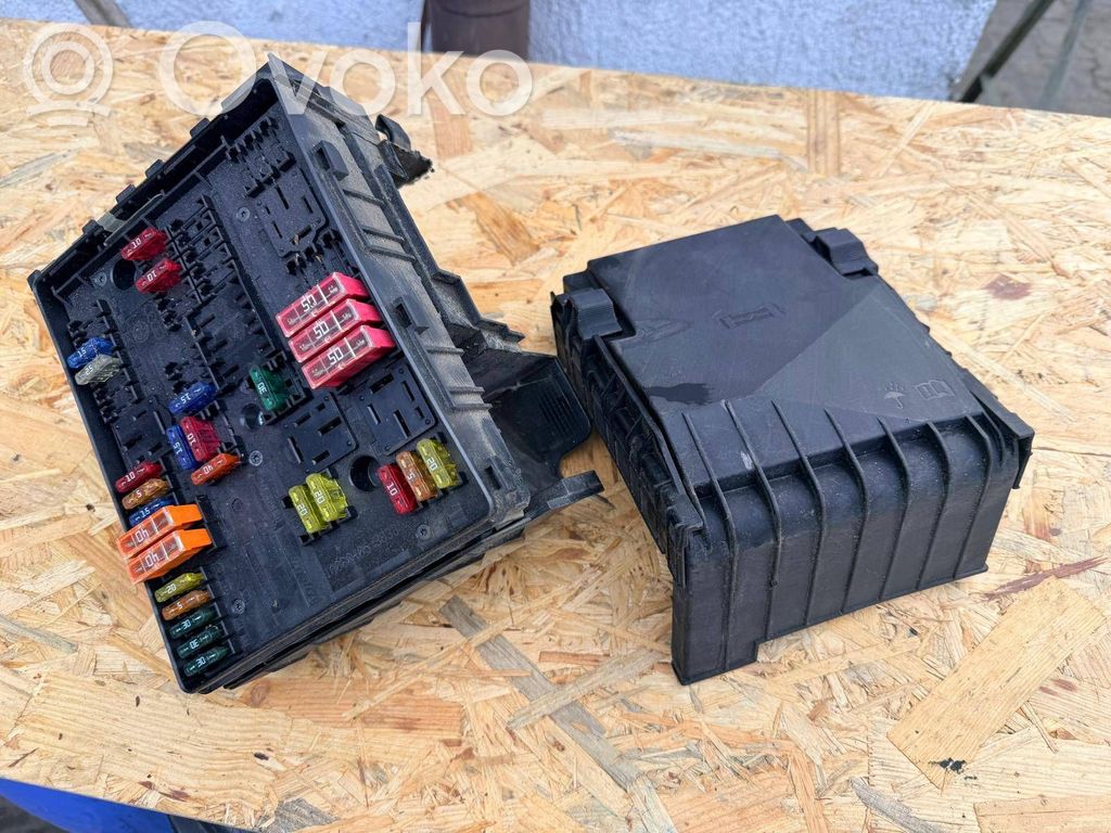 Volkswagen PASSAT B6 Fuse box cover 