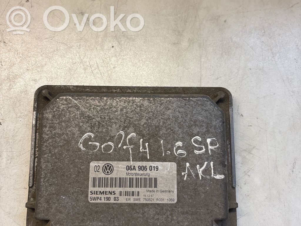 Volkswagen Golf V Engine control unit/module 