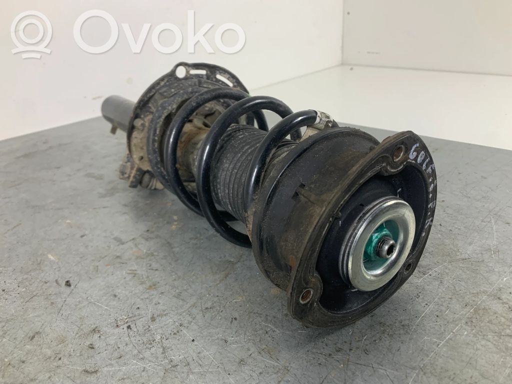 Volkswagen Golf VII Amortyzator osi przedniej ze sprężyną 