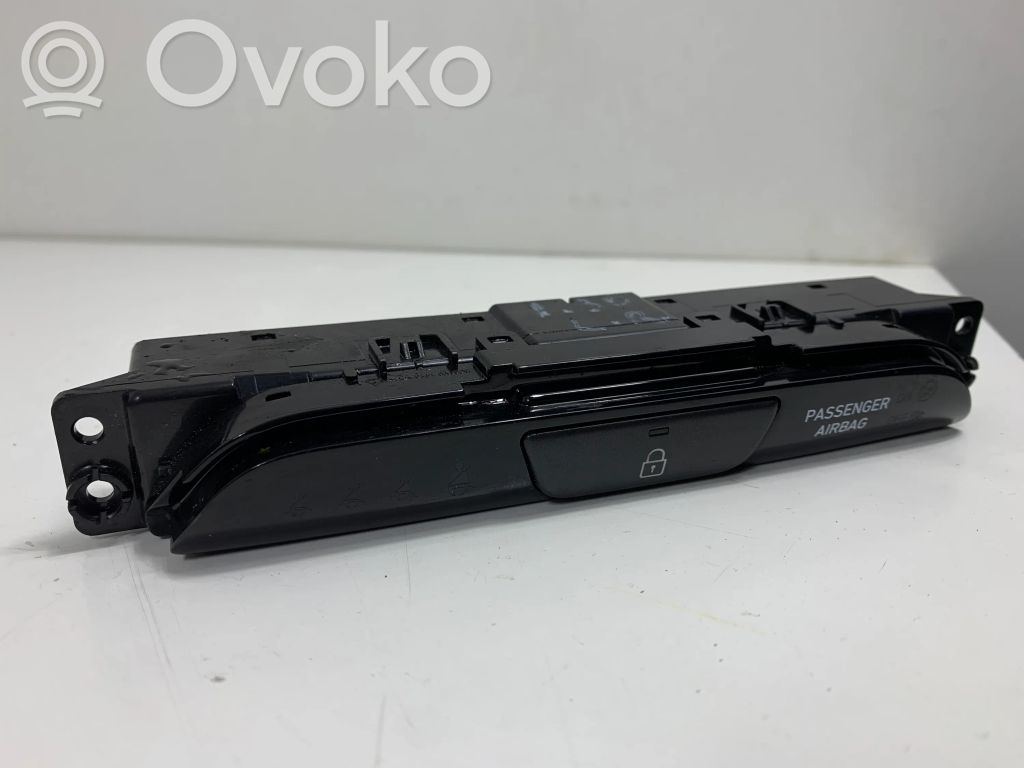Hyundai i30 Central locking switch button 