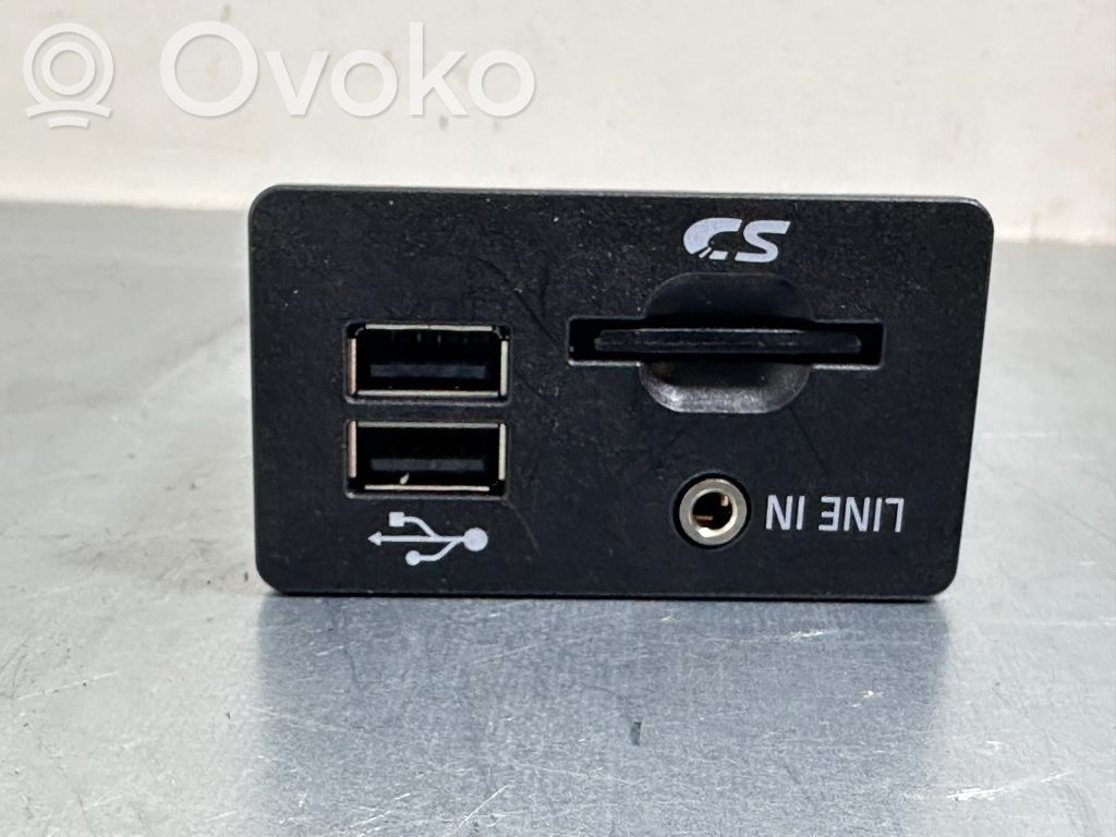 Ford C-MAX II Enchufe conector USB 