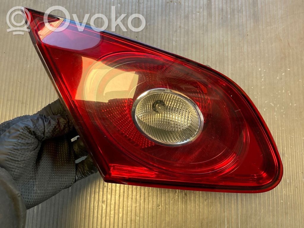 Volkswagen PASSAT CC Lampă spate în capacul portbagajului 