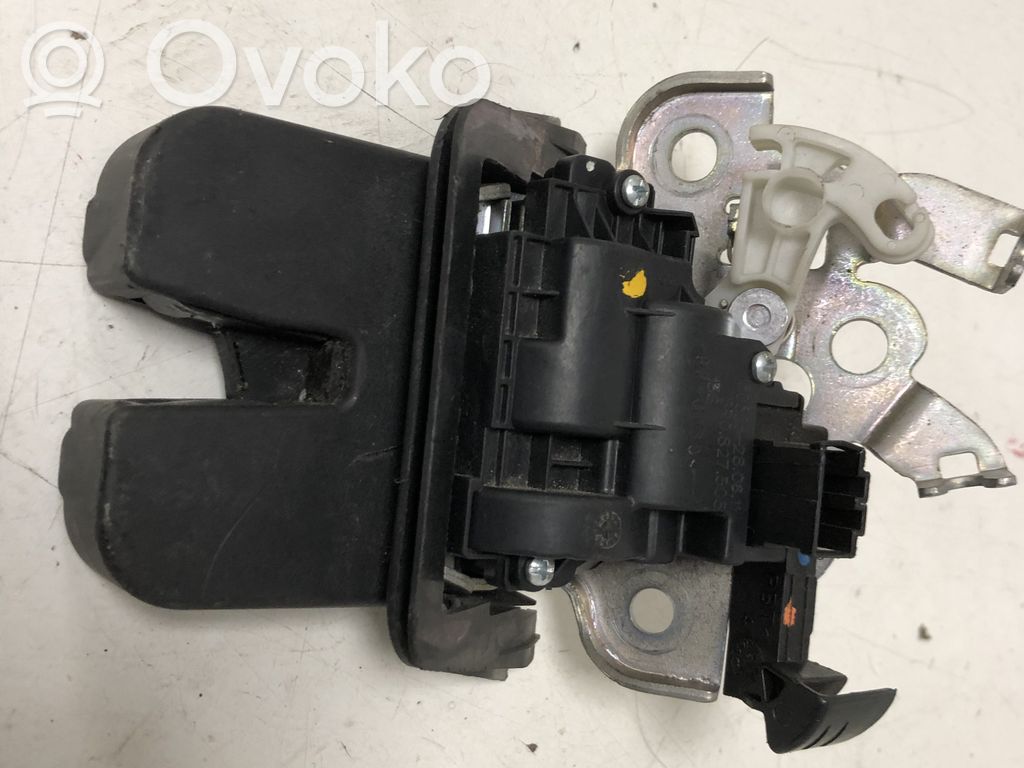 Audi A3 S3 A3 Sportback 8P Takaluukun/tavaratilan lukon vastakappale 