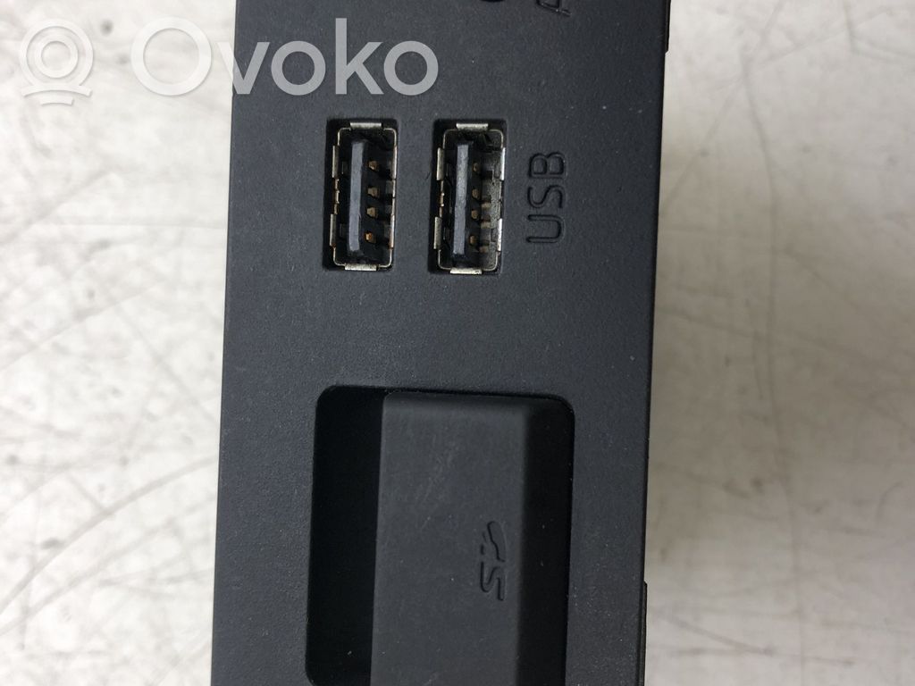 Enchufe conector entrada auxiliar   D09H669U0,MD412446