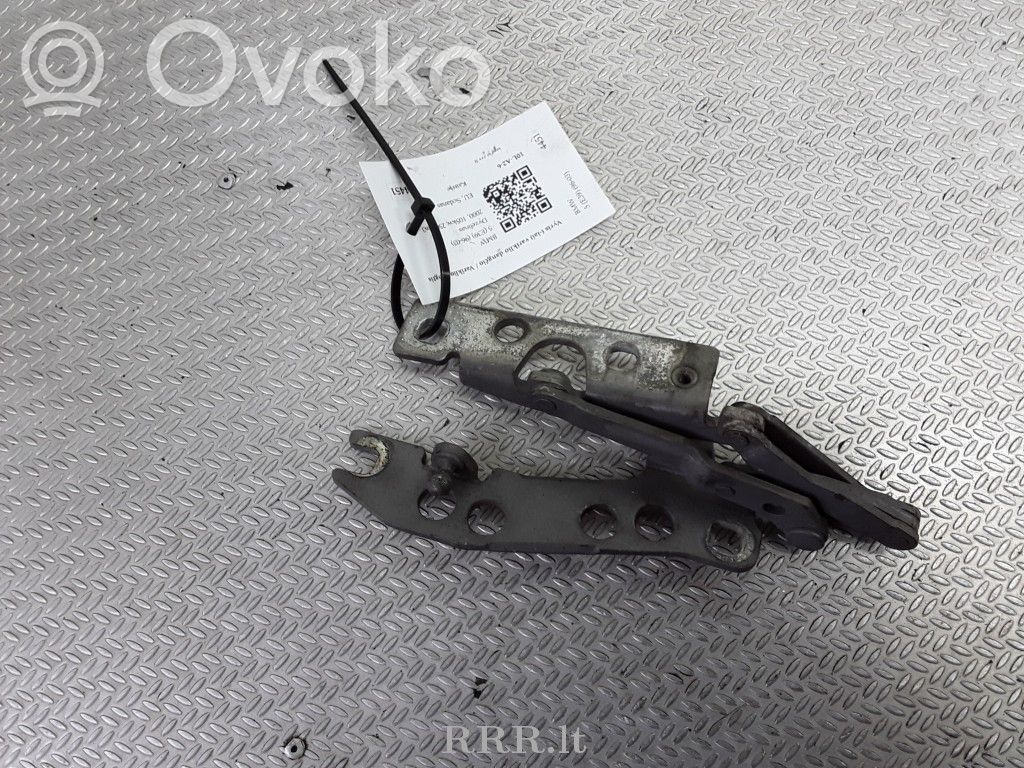 Engine bonnet/hood hinges