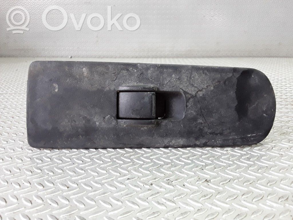 Electric window control switch   MR587944