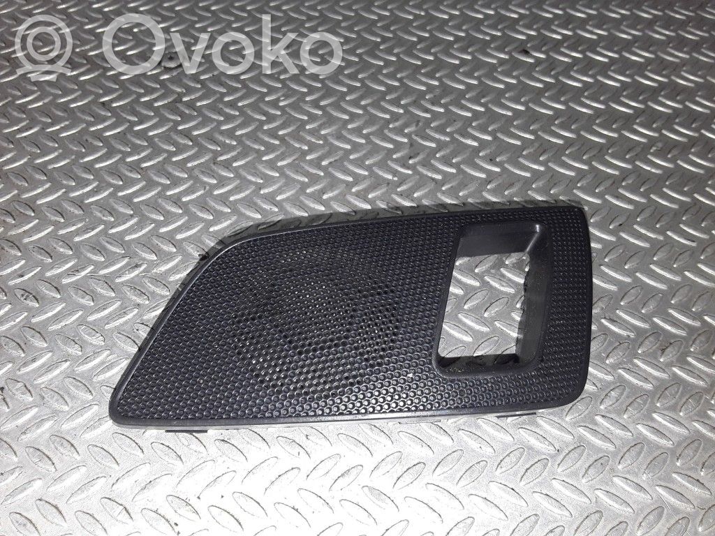Skoda Octavia Mk2 (1Z) Ramka przycisku otwierania szyby drzwi tylnych 