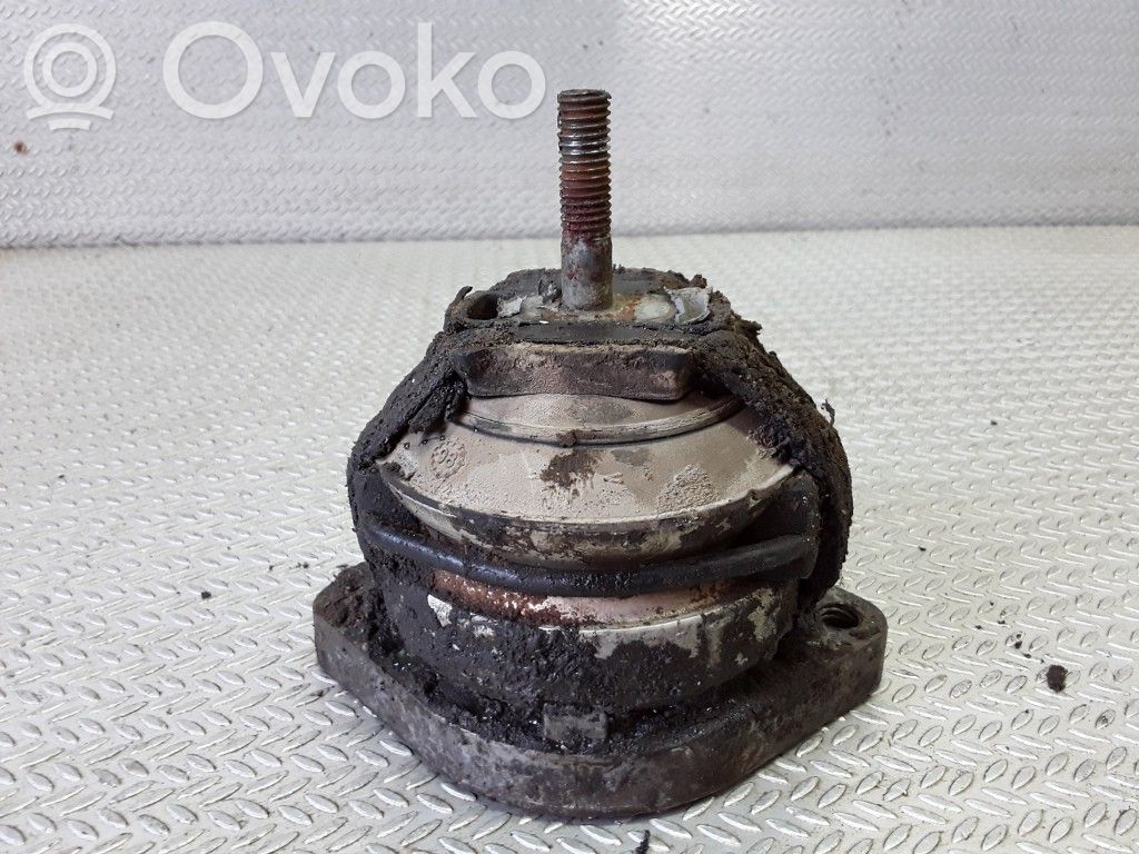 Dzinēja spilvens   4D0399151