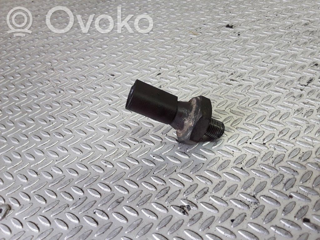 Volkswagen Golf V Oil pressure sensor 