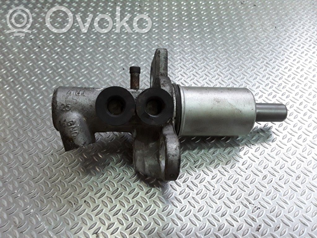 Audi A4 S4 B5 8D Maître-cylindre de frein 
