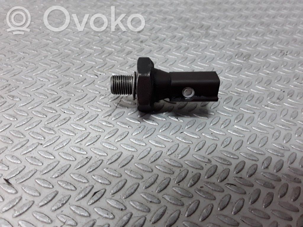 Volkswagen Golf V Oil pressure sensor 