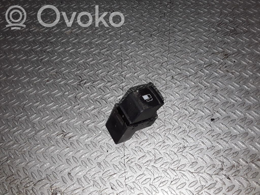Volkswagen PASSAT B5.5 Przycisk otwierania wlewu paliwa 