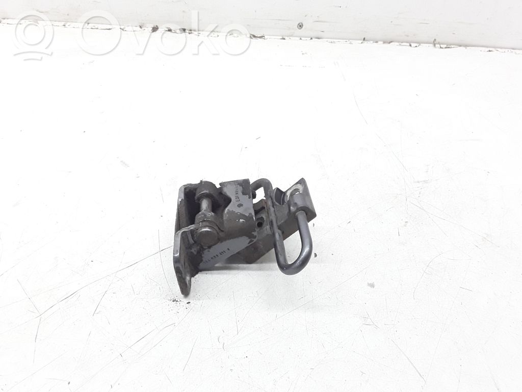 Volkswagen Jetta V Bisagra inferior de la puerta trasera 
