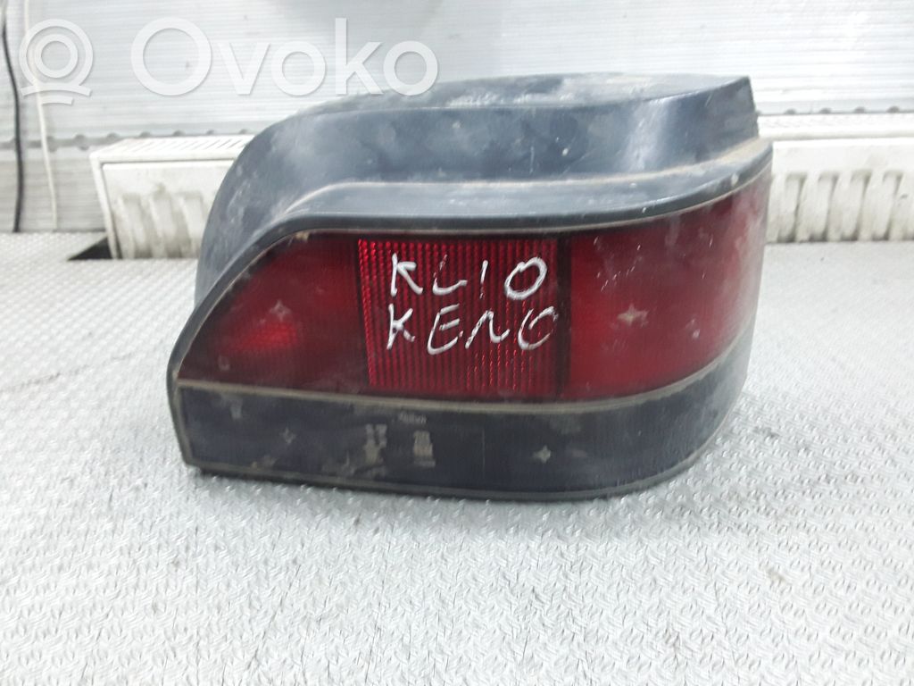 Renault Clio I Aizmugurējais lukturis virsbūvē 
