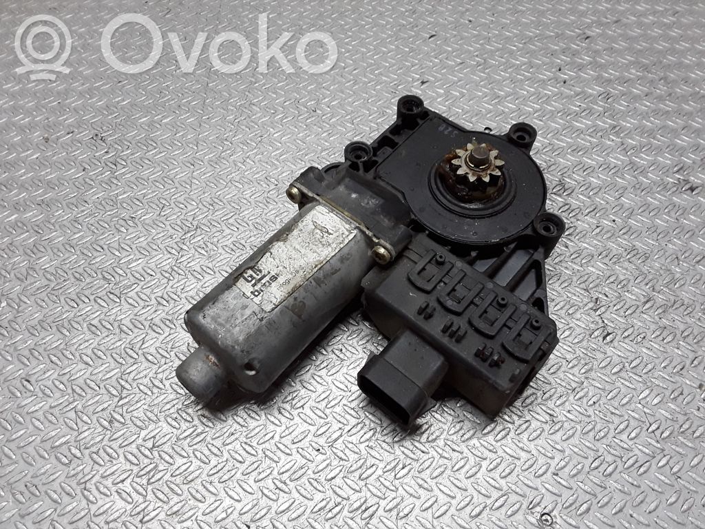 Motor del regulador de la ventanilla de la puerta delantera   0130821768