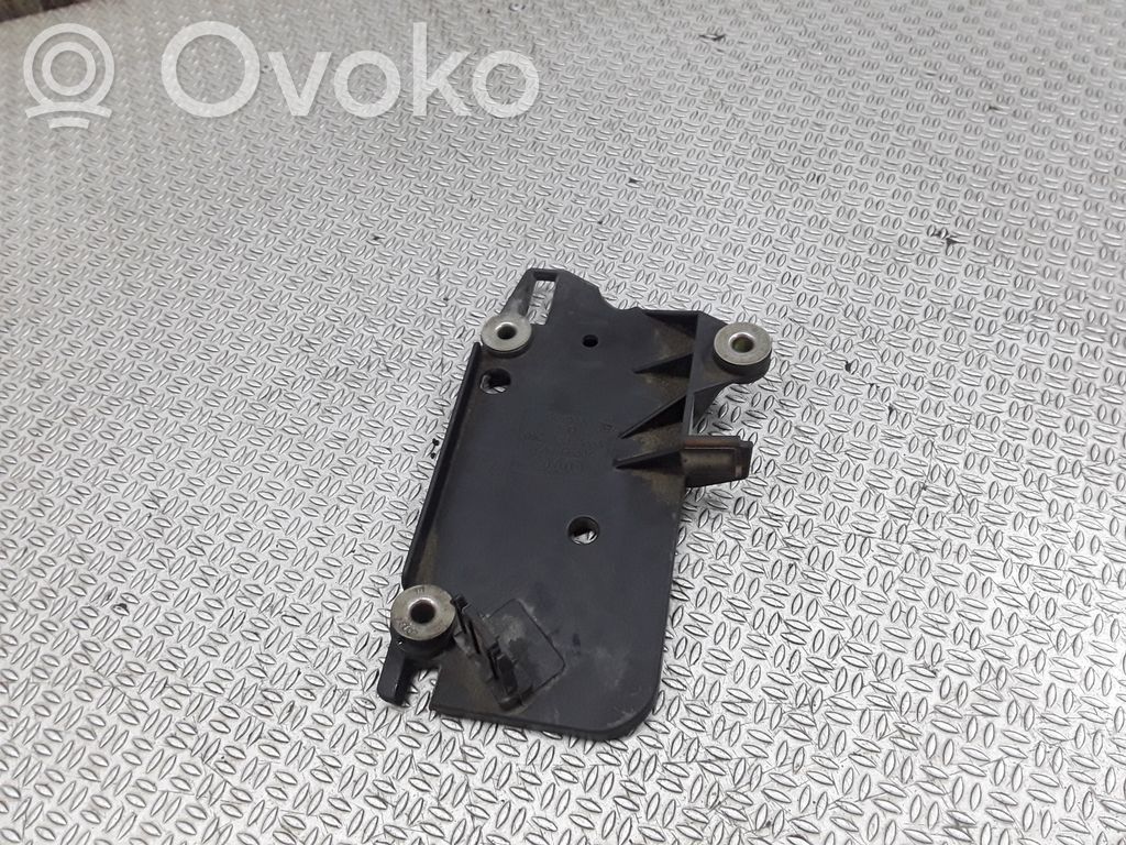 Autres pièces compartiment moteur   06C133365A