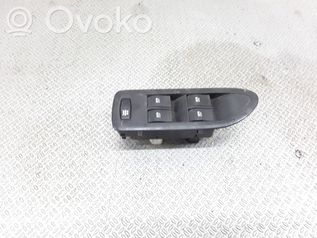Electric window control switch   8200015085