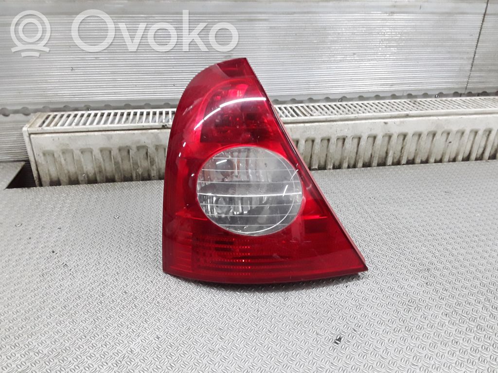Renault Clio II Aizmugurējais lukturis virsbūvē 