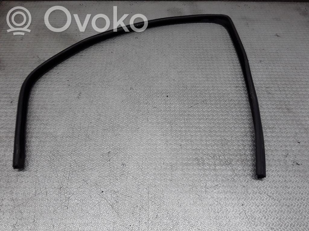 Opel Corsa D Gumowa uszczelka drzwi tylnych / na karoserii 