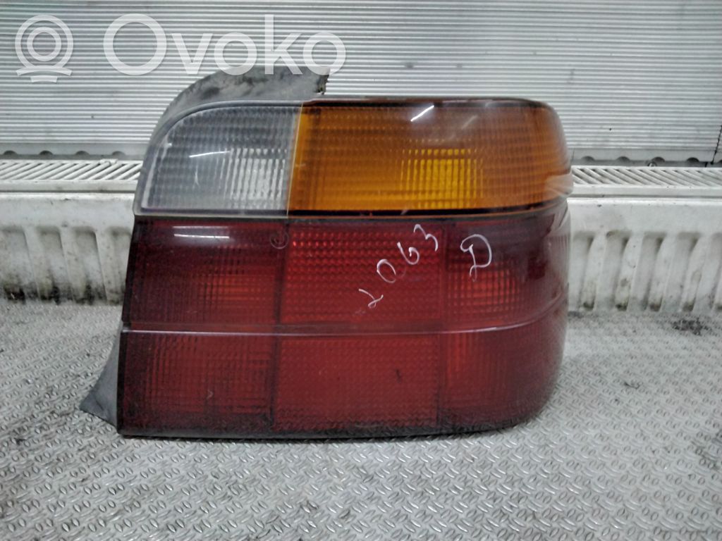 BMW 3 E36 Задний фонарь в кузове 