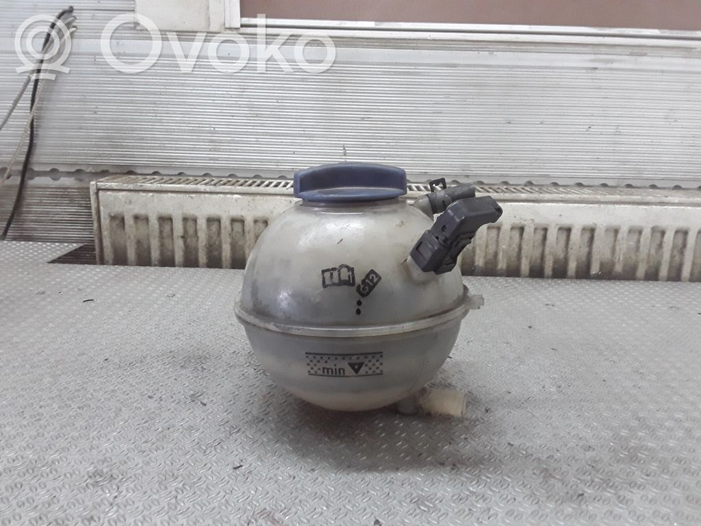 Vase d'expansion / réservoir de liquide de refroidissement   1J0121403B