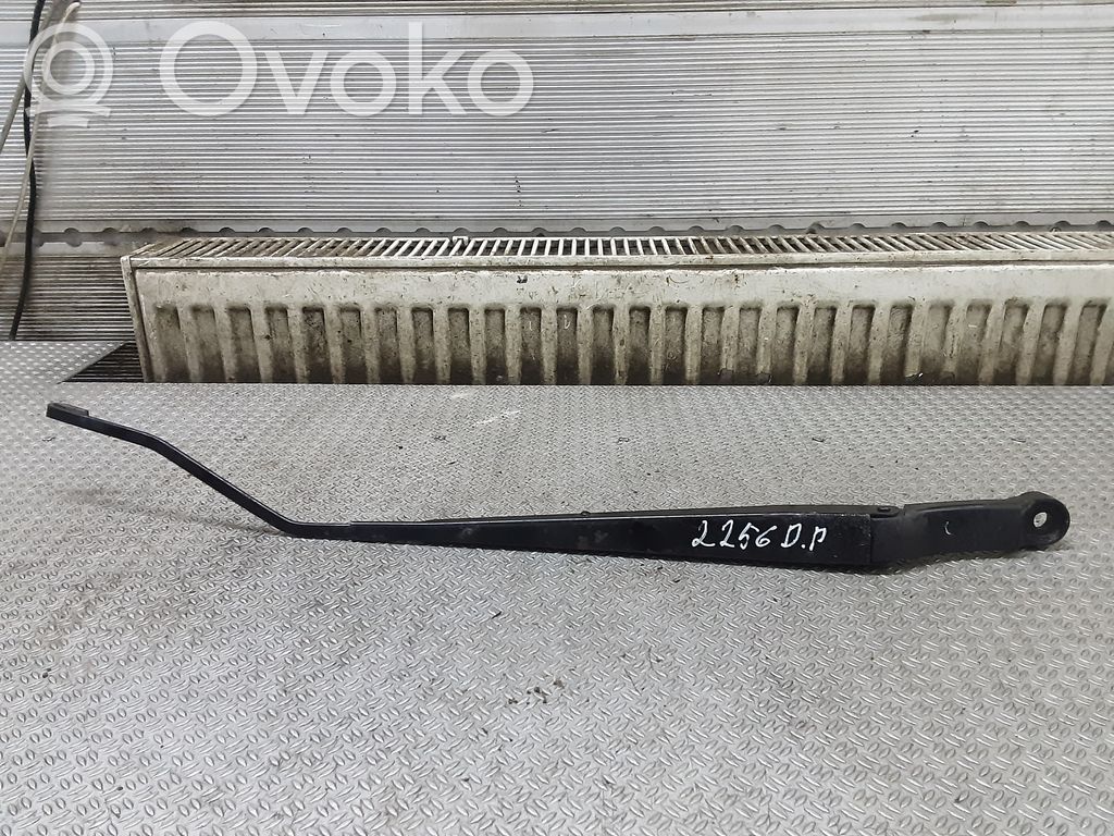 Front wiper blade arm