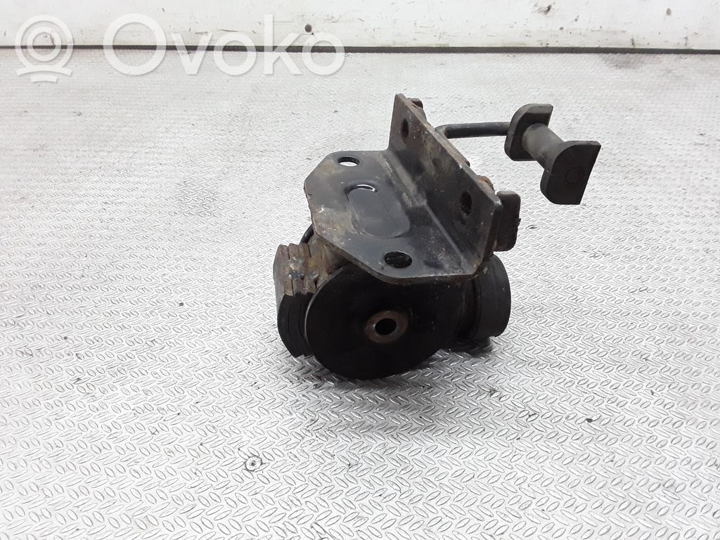 Engine mount bracket