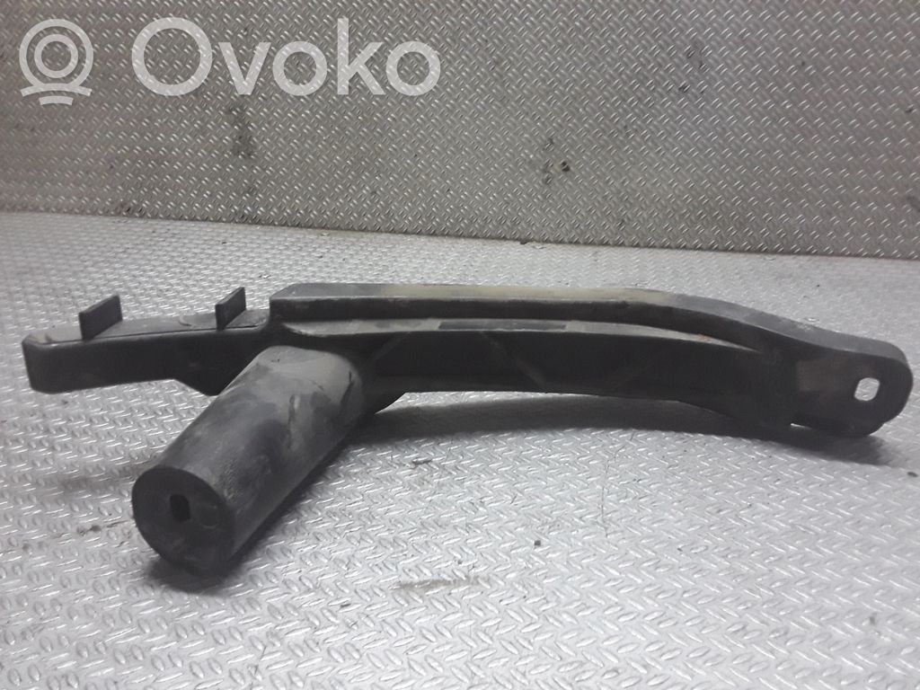 Volkswagen Jetta V Front bumper mounting bracket 