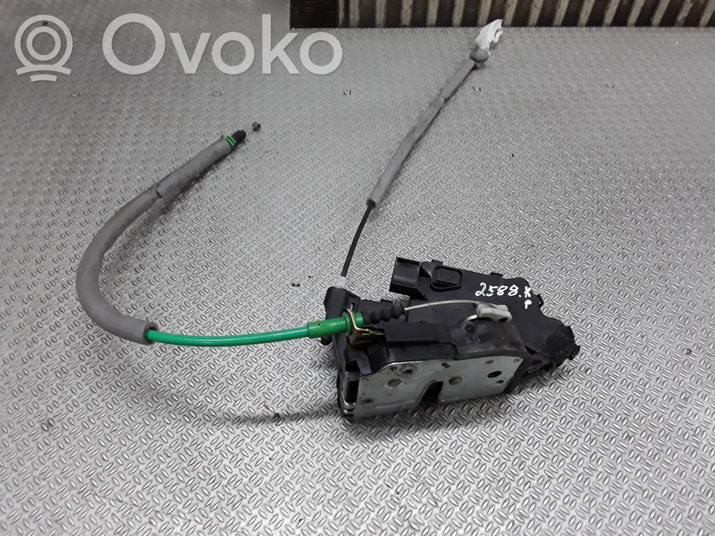 Priekšpusē slēdzene