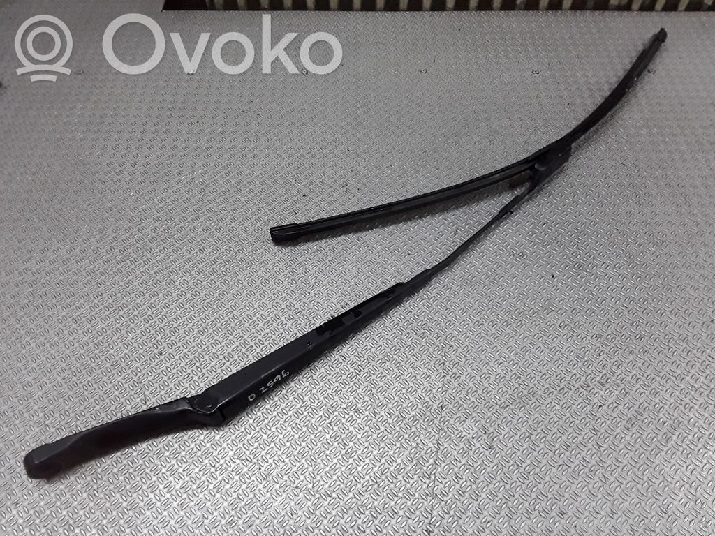 Windshield/front glass wiper blade