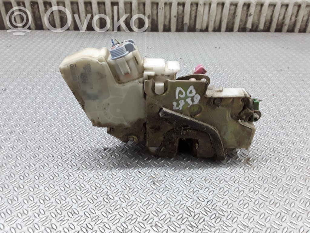 Nissan Navara D22 Aizmugurē slēdzene 
