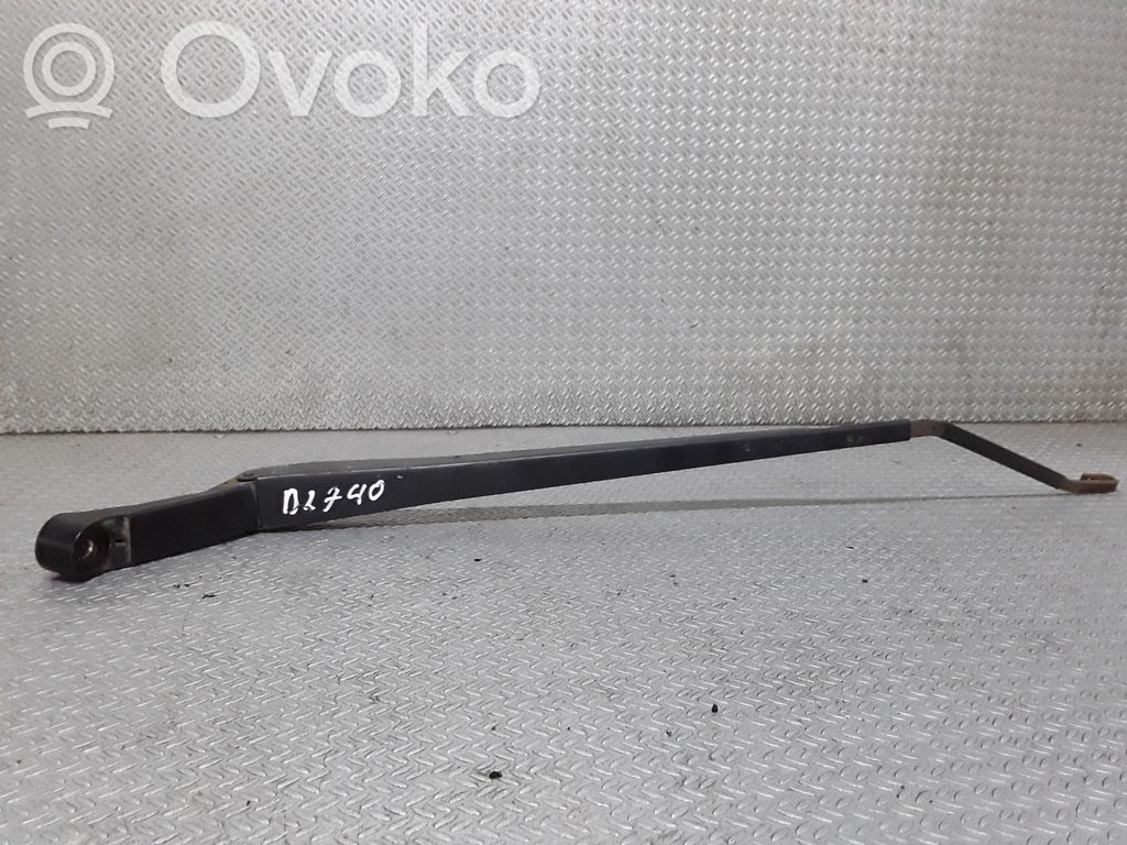 Front wiper blade arm