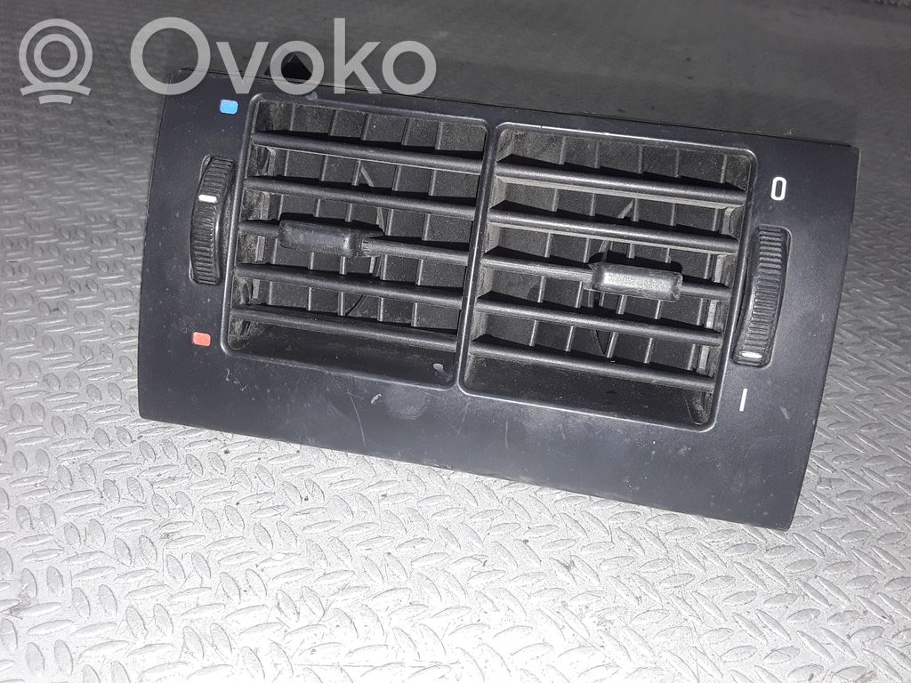 BMW 5 E39 Aizmugurējā gaisa - ventilācijas reste 