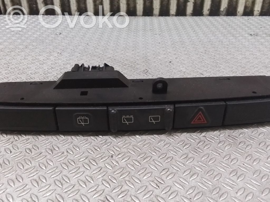 Botón interruptor de luz de peligro   04685925AA