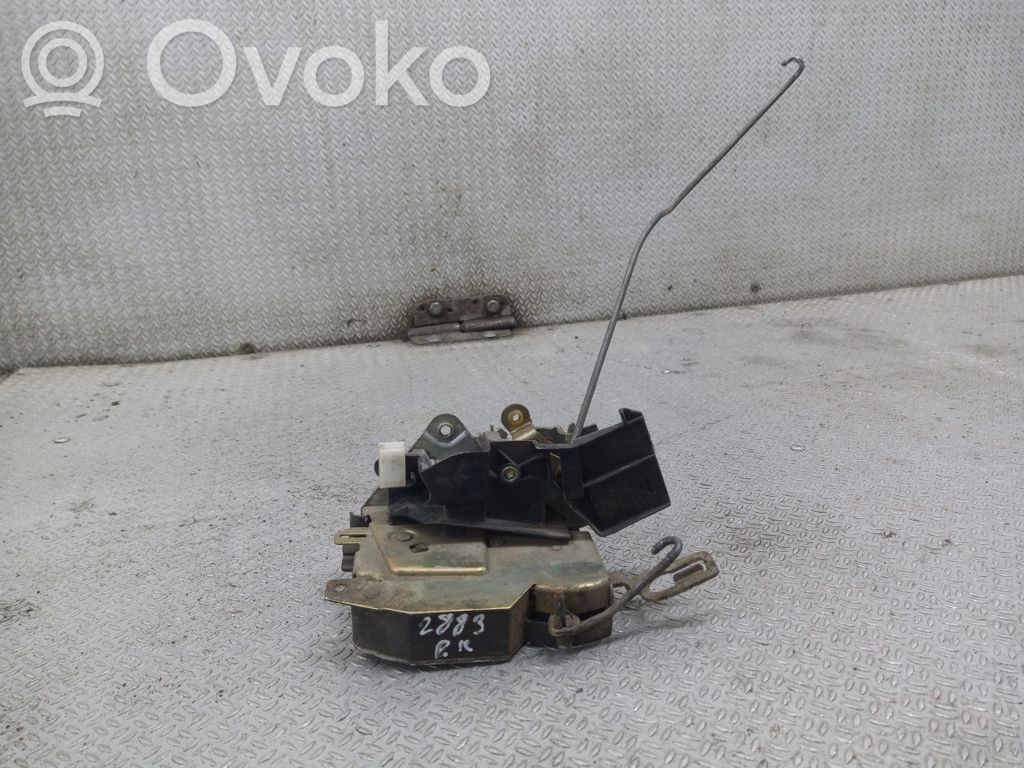 Serrure de porte avant   8122203