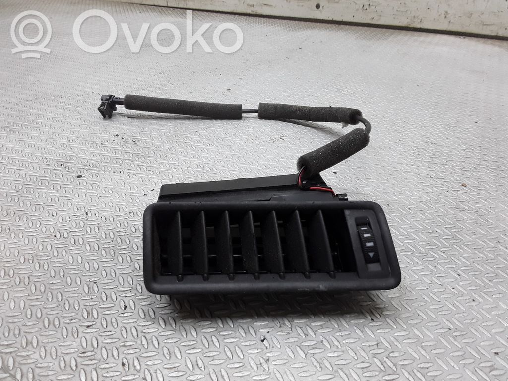 Audi A8 S8 D3 4E Kojelaudan sivutuuletussuuttimen kehys 