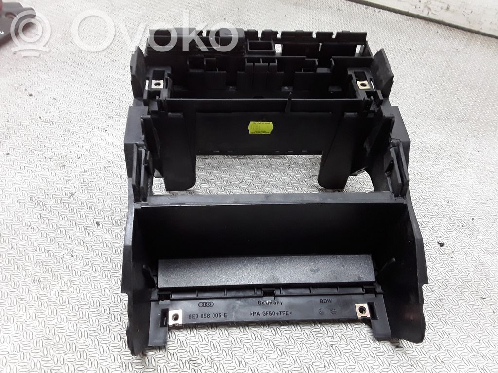 Audi A4 S4 B7 8E 8H Muut kojelaudan osat 