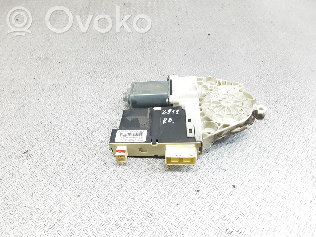 Silnik regulatora szyby drzwi przednich   997834102