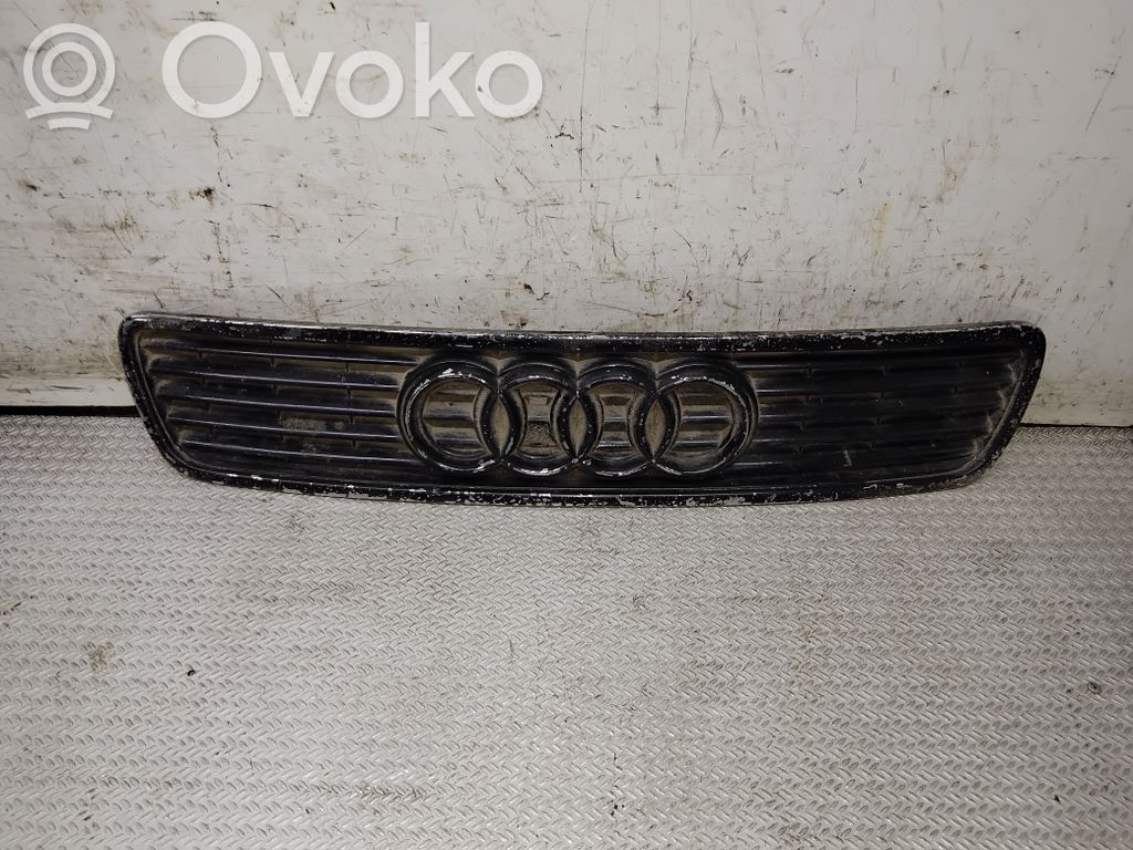 Audi A4 S4 B5 8D Etupuskurin ylempi jäähdytinsäleikkö 