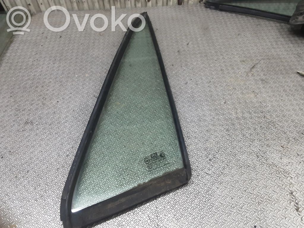 Etukulmaikkunan lasi, coupe