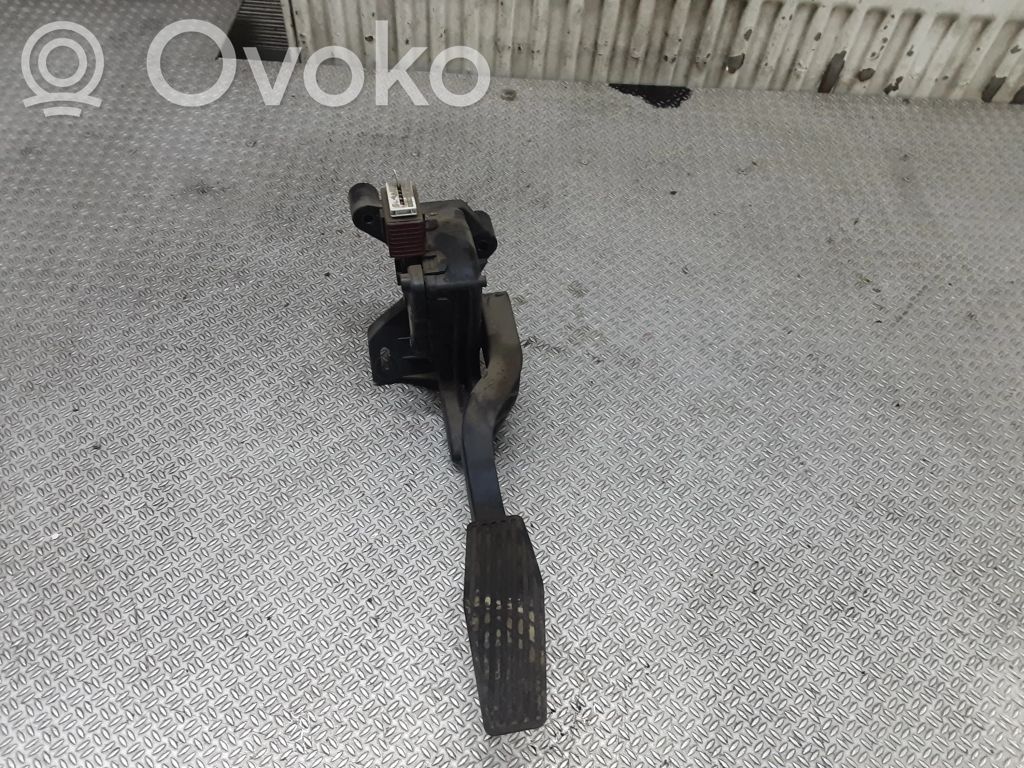 Accelerator throttle pedal