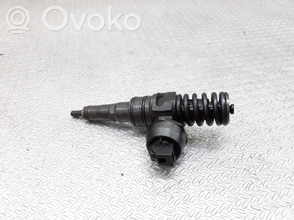 Injecteur de carburant   038130073BA