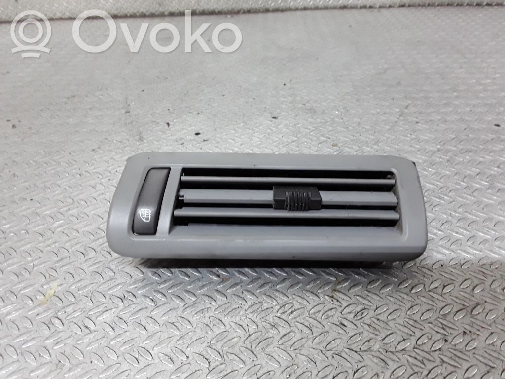 Volkswagen Phaeton Oro grotelės gale 