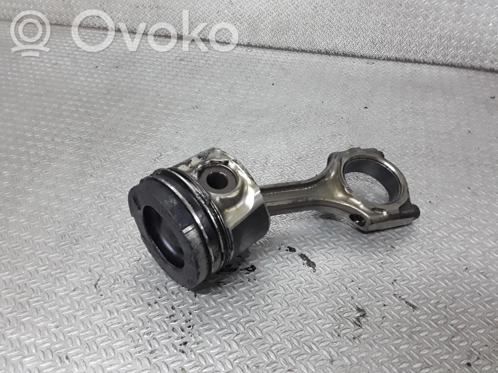 Toyota Avensis T250 Pistón con biela 
