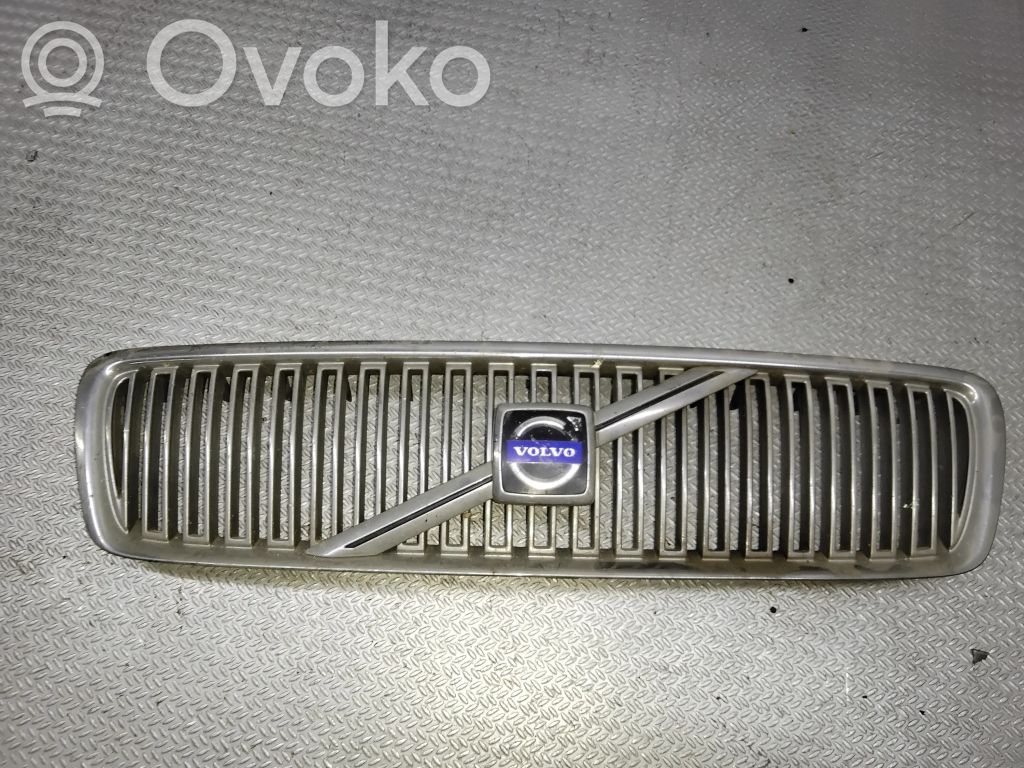 Volvo V70 Etupuskurin ylempi jäähdytinsäleikkö 