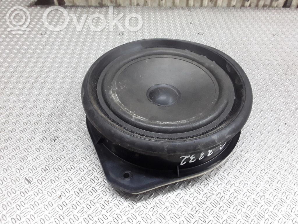 Enceinte de porte arrière   8E0035411