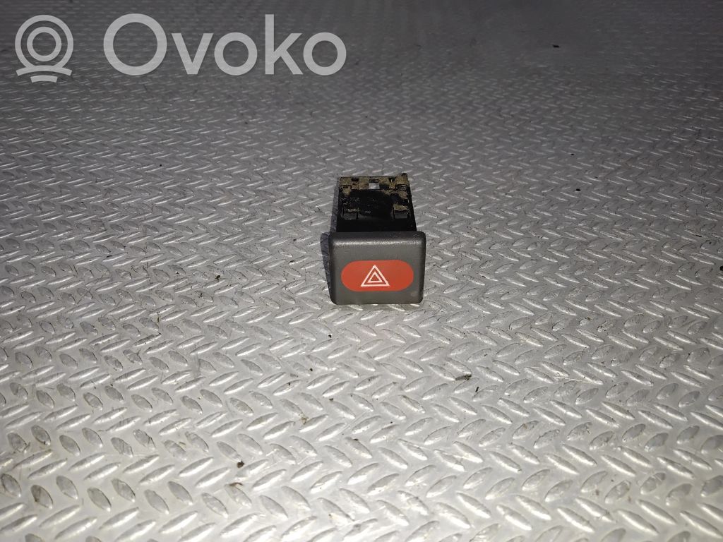 Botón interruptor de luz de peligro   YUG102372
