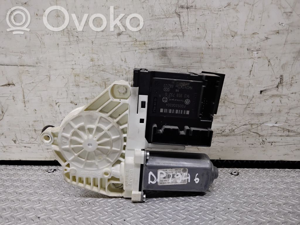 Volkswagen PASSAT B6 Front door window regulator motor 