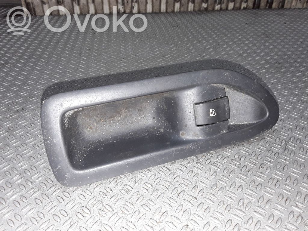 Electric window control switch   8200317494